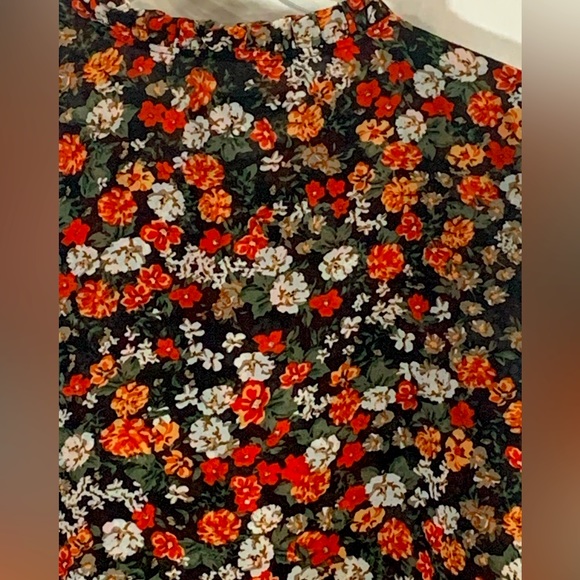 EUC T Tahari ruffle front blouse. 1X - Picture 8 of 14